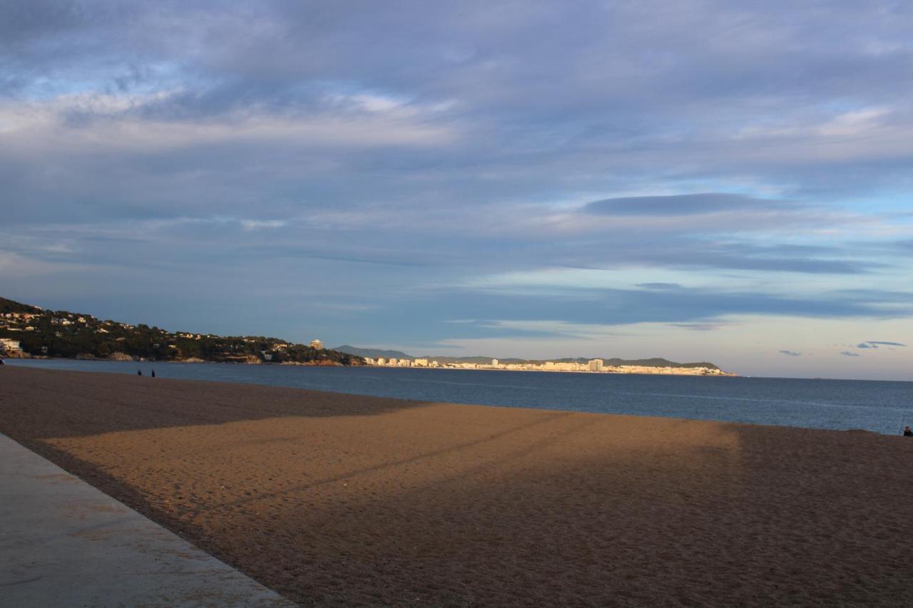 Estudio Primera Línea De Mar Con Piscina Y Párking Apartamento Platja d'Aro Exterior foto